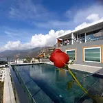 Hotell Un *