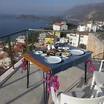 Hotel Un *