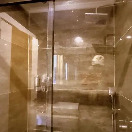 Hotel Un *